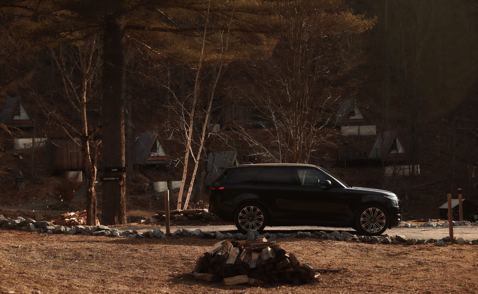 RealCar’s luxury black Range Rover driving toward the Eastwind Oliverea Valley hotel
